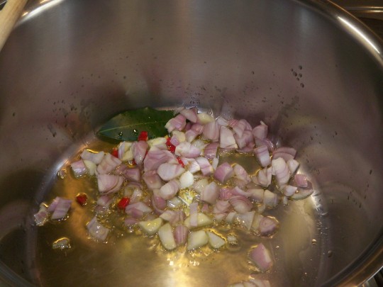 Zwiebeln Knoblauch Lorbeer Chili
