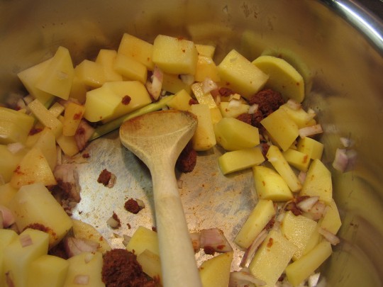 Kartoffeln mit Curry-Paste angehen lassen und rühren, rühren, rühren