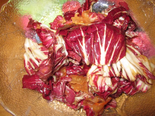 Radicchio-Salat passt hervorragend. Geben Sie eine super-fein geschnittene Tomate (Gurkenhobel nehmen) dazu.