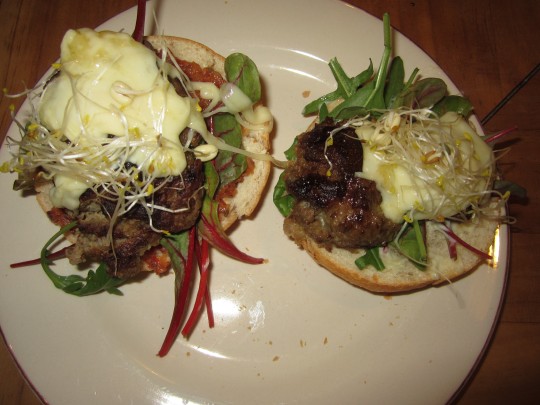 Hamburger homemade mit Tomaten-Pesto (links) und Majo (rechts)