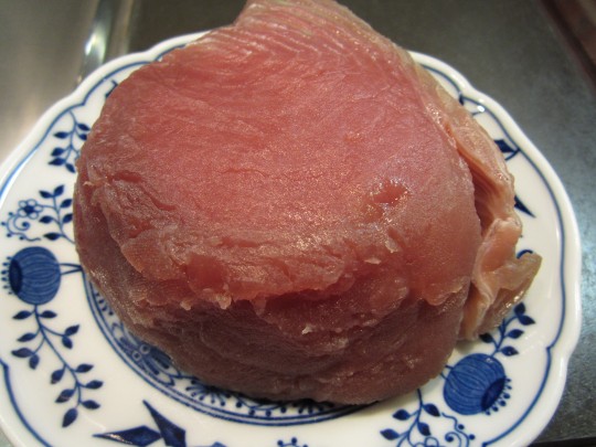 Tuna für zwei: wählen Sie ein dickes Stück aus und braten Sie dieses im Ganzen. Geteilt wird erst beim Servieren.