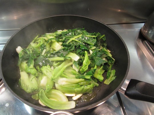 Braten Sie die Cimata mit Knoblauch in reichlich Olivenöl kurz an und nehmen Sie das Gemüse dann gleich von der Herdplatte. Deckel drauf!