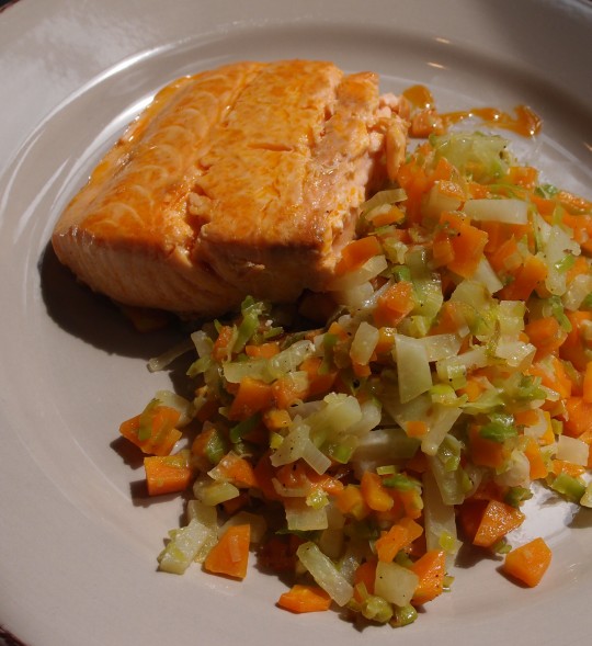 Lachs in Chorizo-Fett gebraten an jungem Gemüse - was willste mehr?