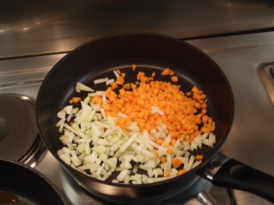Gemüse in Olivenöl garen: erst die Möhren und den Kohlrabi...