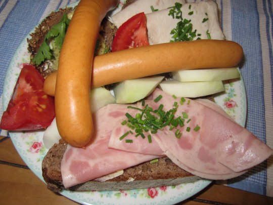 Abendbrot für Männer: Wurst ist gut, aber mit Grünzeug besser!