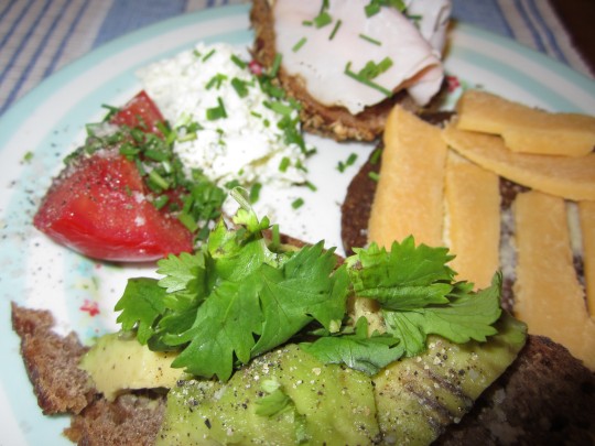 Avocado mit Koriander, Cheddar auf Pumpernickel, Tomate mit Ziegenfrischkäse - das mögen Mädels.