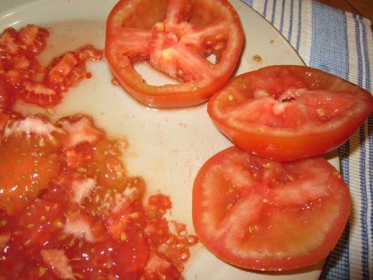 Tomaten entkernen! Die Gurke bitte ebenso, dann schmeckt der Salat intensiver.