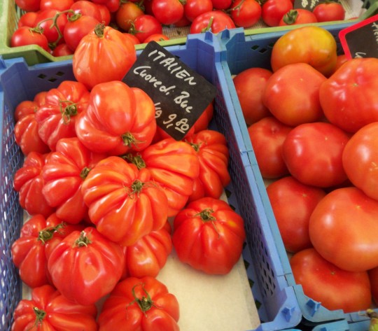 Suchen Sie sich schöne vollreife (aber nicht weiche) Tomaten aus.