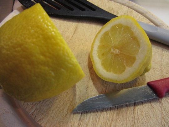 Zitronensaft gibt einen frischen Kick.