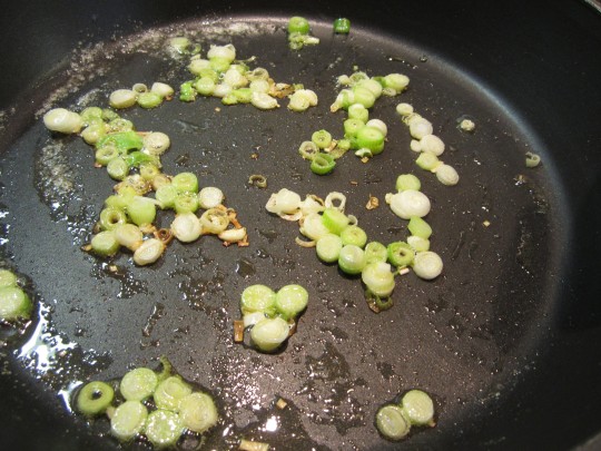 Weiße Frühlingszwiebeln in Butter glasig dünsten