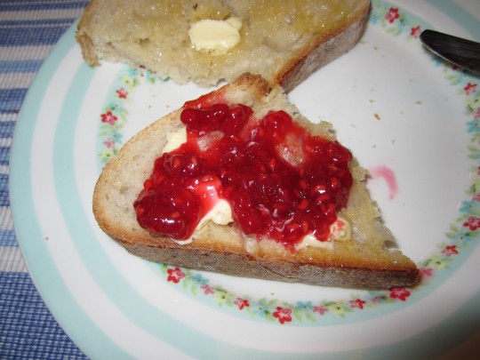 Das will sofort gekostet werden: Toast, gute Butter und gescheit Marmelade drauf!