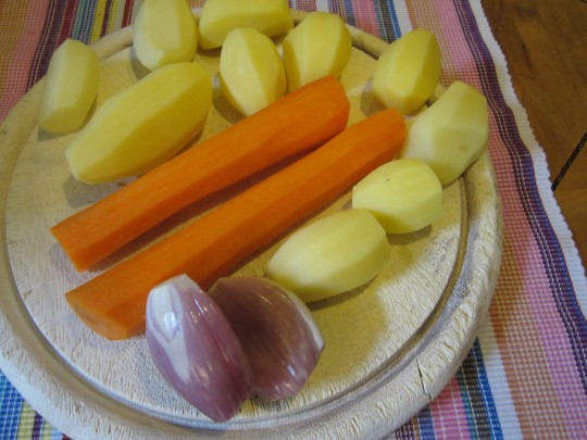 Möhren, Kartoffeln und Schalotte für unsere Rösti