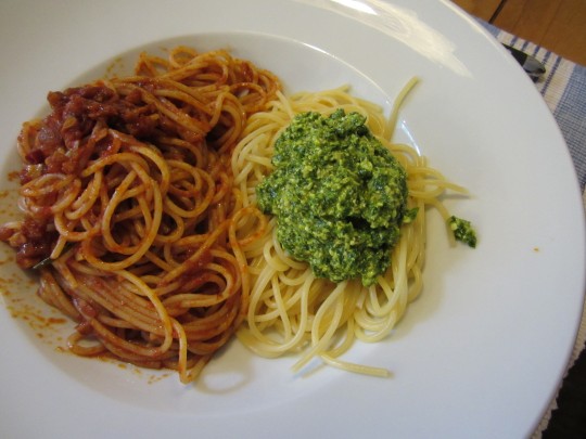 Gutes Team: Roquefort-Pesto und Arrabiata-Sugo!