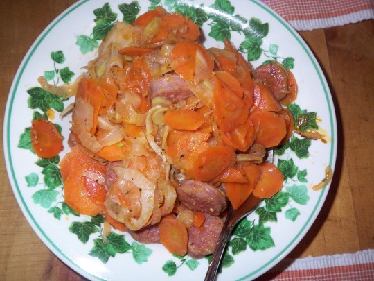 Reichhaltiger Lunch: Möhren, Fenchel und Salsicche