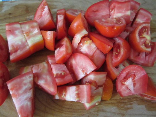 Auch die Tomaten werden klein geschnitten, aber nicht zu klein
