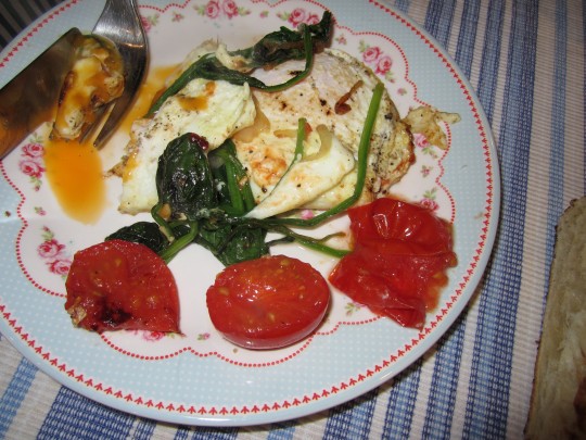 Ohne Trüffel: Spinat & Tomaten Spiegeleier schmecken ebenfalls.