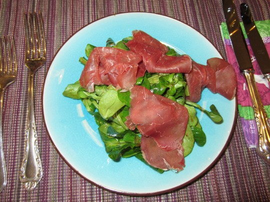 Die Vorspeise: Feldsalat mit Bresaola