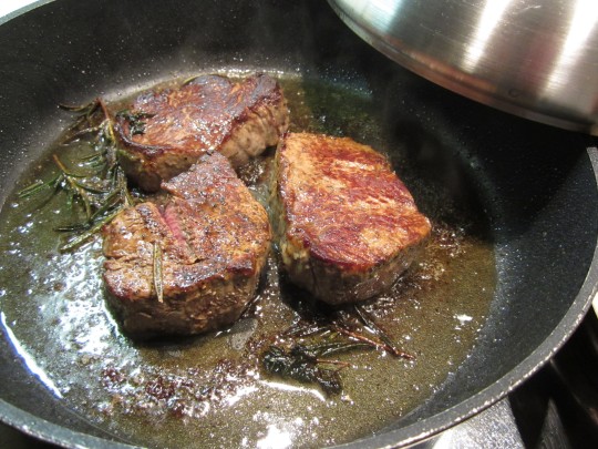 Rinderfilets scharf anbraten, auch wenn das spritzt.