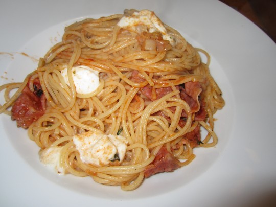 Fenchel-Salami-Pasta mit viel Thymian und Büffel-Mozzarella. Riecht wunderbar, schmeckt wunderbar:-)