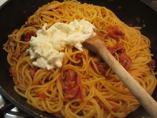 Büffel-Mozzarella unter die Spaghetti heben. Basta cosi!