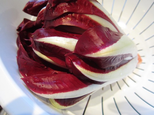 Radicchio und rote Zwiebeln auf Bohnen-Püree • sacre e profane Foodblog