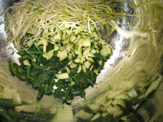 Gemüse mit Zitronensaft und Zesten vermischen
