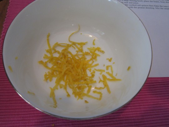 Zitronenzesten: Gelbe Schale mit dem Zestenschneider in feine Streifen (=Zesten) schneiden. Kaufen Sie sich so ein Teil. Es ist nützlich. 