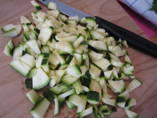 Die fein geschnittenen Zucchini kommen roh hinein, weswegen Sie ein paar schöne aussuchen sollten.