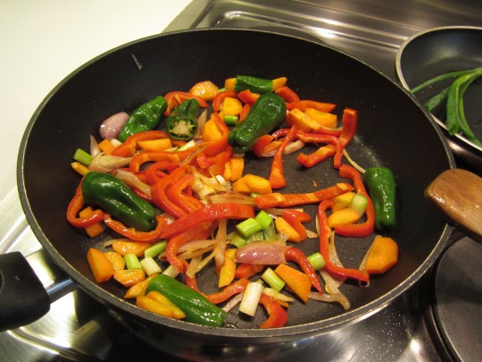 Braten Sie das Gemüse kräftig an! Das Grün der Frühlingszwiebeln etwas später hinzugeben, aber vor dem Spinat. Gut mit Curry und Pimento würzen.
