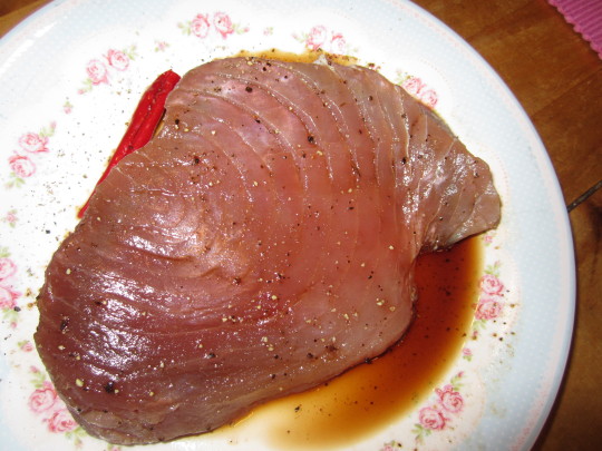 Ein schönes Tuna-Filet mariniert in Teriyaki
