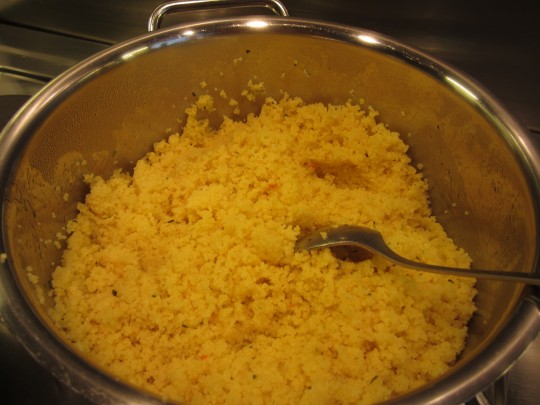 Schön fluffig, aber mit zartem Biss: so sieht das fertige Cous Cous aus.