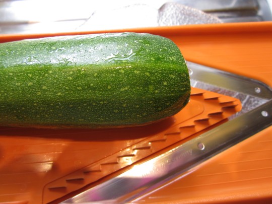 Zucchini mit der Küchenreibe schnetzeln...