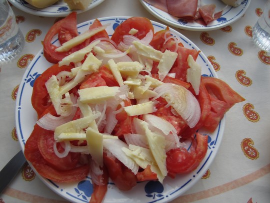 Tomatensalat mit Cantal - ausprobieren!
