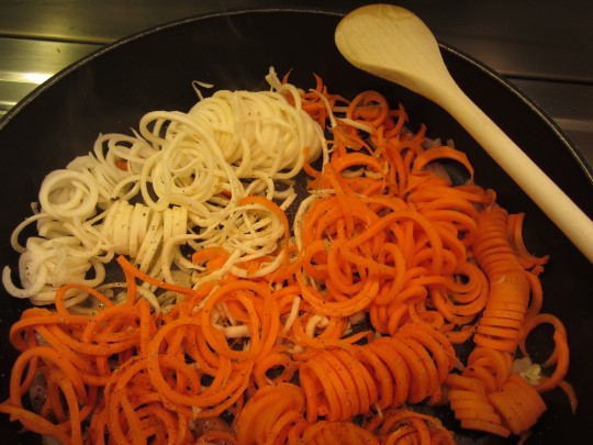 Gemüsespiralen in Olivenöl mitsamt Knoblauch, Schalotte und Thymian braten, mit Meersalz würzen, aber dezent