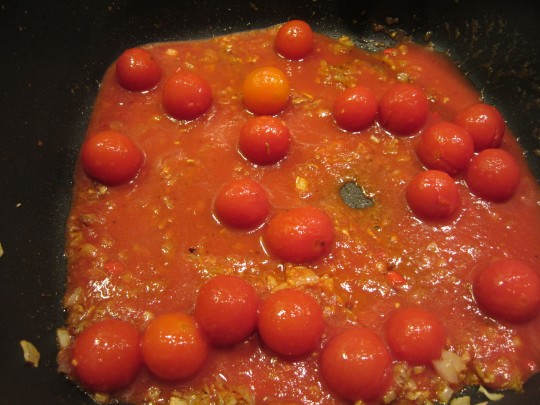 Tomaten und Brühe sollen mit dem Zwiebel-Gwürzgemisch ca. 25 Minuten köcheln.