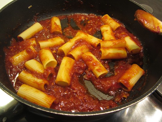 Rigatoni sind ideal, weil sie die Sauce gut aufnehmen.