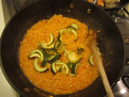 Nun kommen die Zucchini ins Risotto, die dort zwei, drei Minuten mitschmurgeln sollen. Rühren!