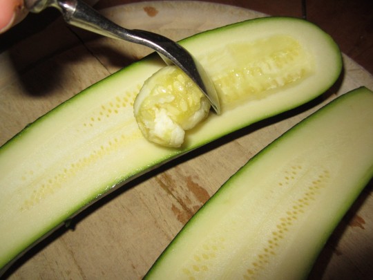 Zucchini aushöhlen: wir wollen nur das knackige Äußere!