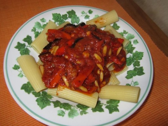 Unsere Auberginen-Tomaten-Pasta schmeckt aber auch pur!