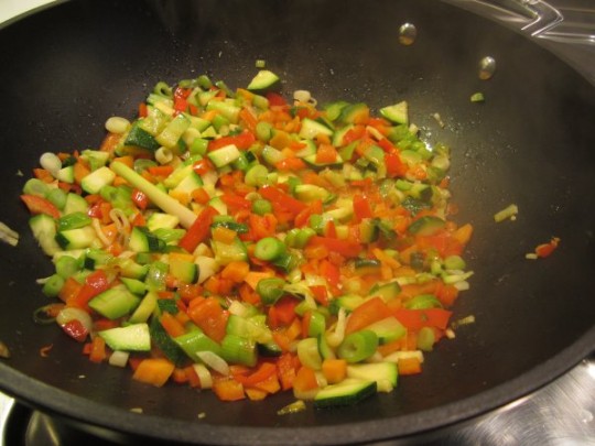 Gemüse im Wok knackig braten
