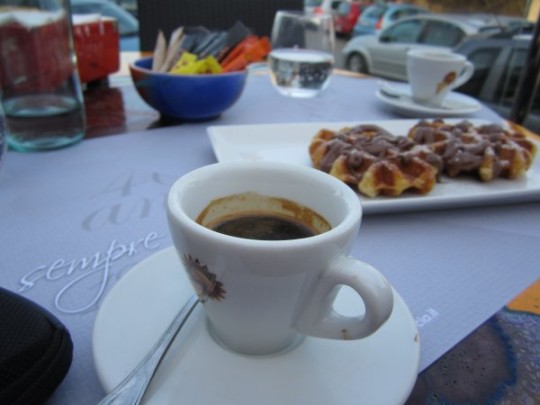 Der Kaffee schmeckt auch besser. Im Hintergrund ein paar Waffeln, die dem kranken Gatten zur Besserung verhalfen.