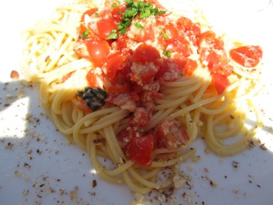 Pasta Trapani - legendär gut mit Tomaten, Knoblauch, Mandeln und Basilikum, das eine samtige Sauce ergibt...