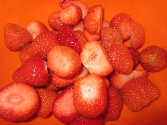 Erdbeeren putzen, aber nicht zu klein schneiden