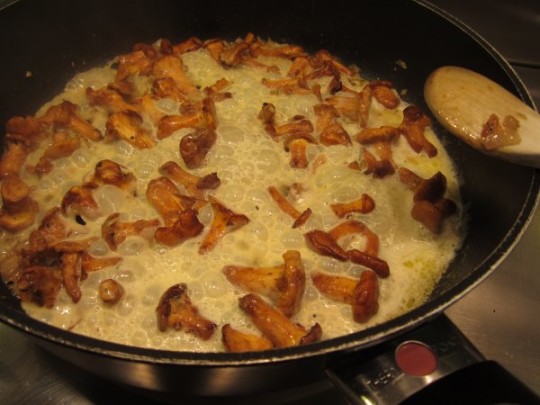 Die Sahne gut einkochen lassen