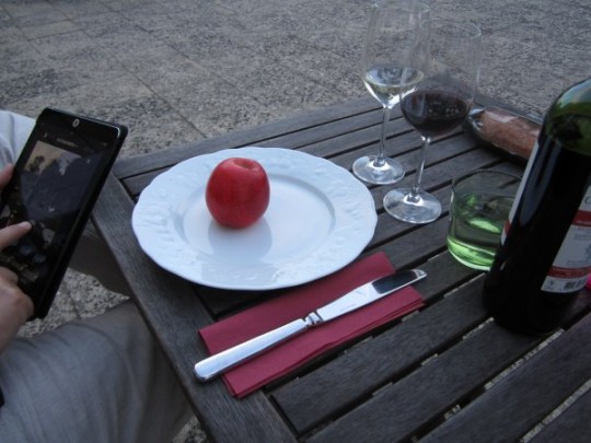 Draußen auf der Terrasse dürfen Sie auch Brotzeit machen wie die Franzosen: Wein und Geschirr gibt's vom Haus