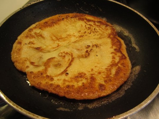 Da brät der Palatschinken vor sich hin. Viel gute Butter nehmen: wir empfehlen eine französische.