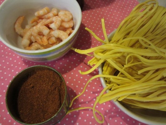 Frische Pasta, Tiger-Garnelen und Curry