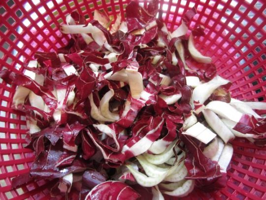 Radicchio in Streifen schneiden und bis zur Verwendung weiter abtropfen lassen