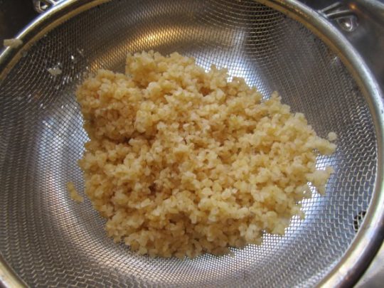 Bulgur nach 20 Minuten in einem Sien abtropfen lassen, ausdrücken