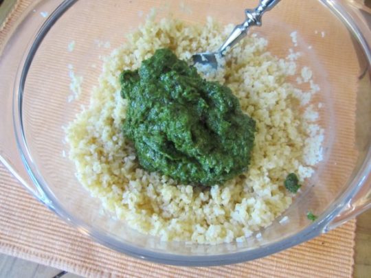 Die Kräuter/Frühlingszwiebel-Paste gut in den Bulgur einarbeiten, abschmecken und ein paar Minuten ziehen lassen